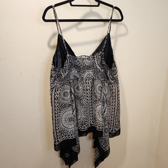 M.K.M Designs Black and White Asymmetrical Camisole Top Plus Size 2x - Picture 10 of 11